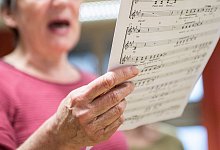 Eine Seniorin singt in einem Chor - Robert Günther/dpa-tmn