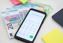 Finanzwissen zahlt sich aus - Foto: Christin Klose/dpa-tmn