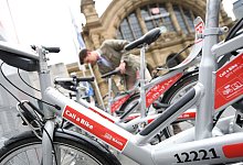 Ein Mann stellt am Frankfurter Hauptbahnhof ein &laquo;Call a Bike&raquo;-Leihfahrrad ab. - picture alliance / Arne Dedert/dpa
