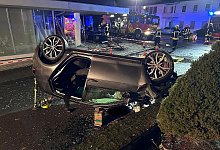 Auto fährt in Schaufenster - Jürgen Kneer/Feuerwehr Olsberg/dpa