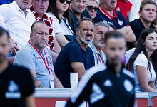 Stuttgarts Trainer Pellegrino Matarazzo verfolgt das Spiel nach seinem Platzverweis von der Trib&uuml;ne. - Rolf Vennenbernd/dpa