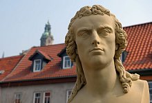 Schiller-Büste vor dem Museum in Rudolstadt - Jan-Peter Kasper/dpa-Zentralbild/dpa-tmn