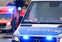 Illustration - Polizei und Krankenwagen - Jens Kalaene/dpa