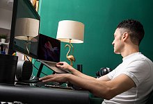 Ein Mann arbeitet am PC - Christin Klose/dpa-tmn