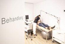 Behandlungsraum in Arztpraxis - Benjamin Nolte/dpa-tmn