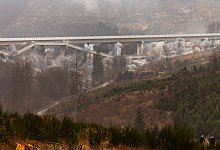 Teilbauwerk der Talbrücke Landeskroner Weiher wird gesprengt - Christian Lademann/dpa