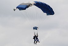 Tandem-Pilotin haftet bei Unfall mit Fluggast - Malte Christians/dpa/dpa-tmn