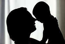 Ein Kind braucht seine Mutter - an diesem Grundsatz gibt es Kritik. - Patrick Pleul/dpa-Zentralbild/dpa