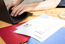 Ein Lebenslauf neben einem Notebook - Christin Klose/dpa-tmn