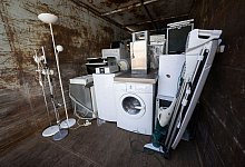 Elektrogeräte sind auf dem Wertstoffhof Vaihingen der Abfallwirtschaft Stuttgart (AWS) in einem Sammelcontainer untergebracht. - Marijan Murat/dpa