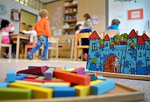 Spielzeug liegt in einer Kindertagesst&auml;tte auf dem Boden - Monika Skolimowska/dpa/Symbolbild