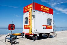 Freiwillige Mitarbeiter der DLRG bewachen viele Badestellen. - Hauke-Christian Dittrich/dpa