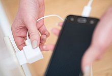 Smartphone-Akku laden - Foto: Christin Klose/dpa-tmn