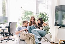 Jugendliche blicken gemeinsam auf ein Smartphone - Zacharie Scheurer/dpa-tmn