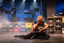 Magda Decker als Gisela sowie die Superbusen-Band auf der B&uuml;hne in Chemnitz. - Nasser Hashemi/Theater Chemnitz/dpa