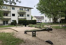 In der Mitte der Geb&auml;ude befindet sich ein Spielplatz. - Sven Kienscherf