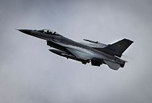 Ukraine-Krieg - Selenskyj stellt erste F-16 der Ukraine vor - Efrem Lukatsky/AP/dpa