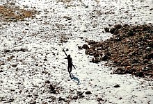 Ureinwohner auf Nord-Sentinel-Insel - -/Indian Coastguard/Survival International/dpa