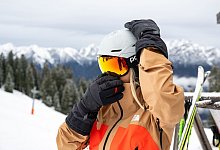 Skifahrerin justiert ihre Skibrille - Benjamin Nolte/dpa-tmn