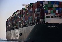 Containerschiff &laquo;Ever Given&raquo; setzt Fahrt fort - Foto: Mahmoud El-khawas/dpa