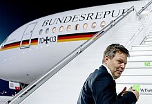 Wirtschafts- und Klimaschutzminister Robert Habeck geht an Bord einer Maschine der Flugbereitschaft am Flughafen Berlin Brandenburg BER, um nach Washington D.C. zu reisen. - Britta Pedersen/dpa-Zentralbild/dpa