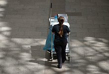 Geb&auml;udereinigerin - Foto: Sebastian Kahnert