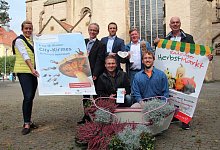 Die Macher: Christina Meyer (Sparkasse Herford, von links), Peter Lohmeyer (Herforder Brauerei), Frank H&ouml;lscher (Pro Herford), Dirk K&uuml;chenmeister (Mitteldeutscher Schaustellerverband), Friedel Ahlmeyer (ISG Radewig) sowie (vorne von links) Michael Sch&auml;fer (Pro Herford) und Wolf-Dieter Otto (Buchhandlung Otto). - Christina R&ouml;mer