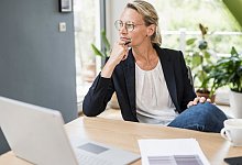 Frau sitzt in einer Wohnung vor einem Laptop - Uwe Umstätter/Westend61/dpa-tmn