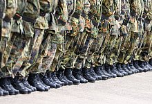 Soldaten beim Appell - Julian Stratenschulte/dpa