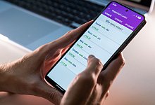 Mann nutzt die App «Split it Easy» - Christin Klose/dpa-tmn