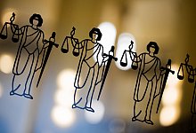 Die Justitia an einer Scheibe im Oberlandesgericht - Rolf Vennenbernd/dpa/dpa-tmn