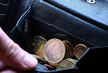 Münzen in einer Brieftasche - Federico Gambarini/dpa/dpa-tmn