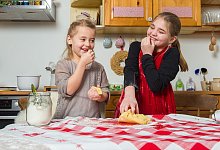 Zwei M&auml;dchen backen Pl&auml;tzchen - Benjamin Nolte/dpa-tmn