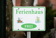 Schild eines Ferienhauses - Daniel Reinhardt/dpa/dpa-tmn
