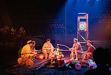 Fahri Yardim (l-r), Nilam Farooq, Olli Schulz, Joko Winterscheidt und Chiara sitzen in der ProSieben-Show «Wer stiehlt Olli Schulz die Show?» um ein Lagerfeuer. - Timmy Hargesheimer/ProSiebenSat.1/dpa