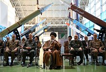 Irans Religionsf&uuml;hrer besucht Drohnen- und Raketenausstellung - -/AP/dpa/Archivbild
