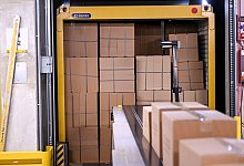 Pakete werden aus verschiedenen Lkw im Mega-Paketzentrum der Deutsche Post DHL Group angeliefert und zur Verteilung weitergeleitet. - Jens Kalaene/dpa