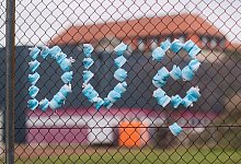 Schriftzug «Du» an einem Zaun - Julian Stratenschulte/dpa