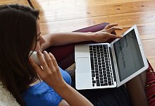 Frau mit Laptop telefoniert - picture alliance / ZB