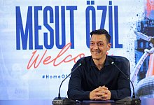 Mesut Özil muss am Rücken operiert werden. - Uncredited/AP/dpa