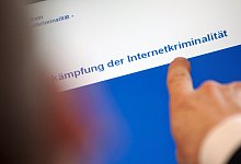 Illustration - Kriminalit&auml;t im Internet - Frank Rumpenhorst/dpa