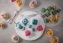 Bunte Petit Fours - Christin Klose/dpa-tmn