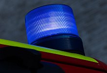 Ein Blaulicht leuchtet auf einem Feuerwehrwagen - Rolf Vennenbernd/dpa