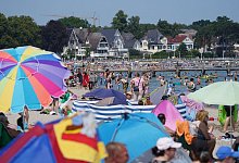 Urlauber und Tagestouristen genießen das Sommerwetter am Ostseestrand in Travemünde. - Marcus Brandt/dpa