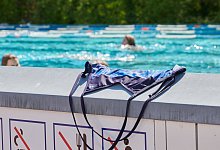 Siegen macht's vor: Hier d&uuml;rfen Frauen genauso wie M&auml;nner oben ohne schwimmen. In Schwimm- und Freib&auml;dern im Kreis Paderborn ist das bisher keine Option. - Annette Riedl
