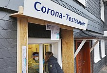 Mit zehn Millionen Corona-Tests pro Woche in Deutschland lie&szlig;e sich das Infektionsgeschehen nach Einsch&auml;tzung der Wirtschaftswissenschaftler Thomas Gries und Paul Welfens eind&auml;mmen. - picture alliance