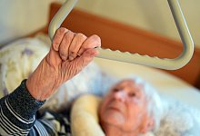 Pflege in den eigenen vier W&auml;nden: Ambulante Pflegekr&auml;fte m&uuml;ssen aufgrund von Personalmangel bereits viele Anfragen ablehnen. Nun rechnen sie mit weiteren Problemen, wegen des Pflegepersonalst&auml;rkungsgesetz. - picture alliance