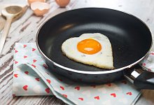 Spiegelei in einer Pfanne - Franziska Gabbert/dpa-tmn