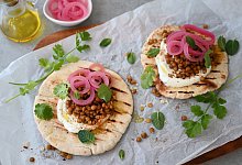 Pita mit marinierten Linsen und Zwiebeln - Julia Uehren/loeffelgenuss.de/dpa-tmn