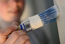 Frau streicht in einer Wohnung - Caroline Seidel/dpa-tmn